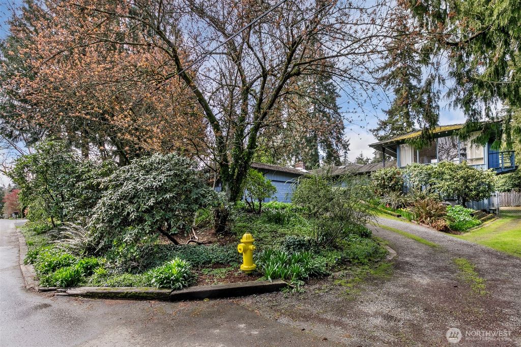 Photo of 2233 77th Avenue NE, Medina, WA 98039 (MLS # 2358824)