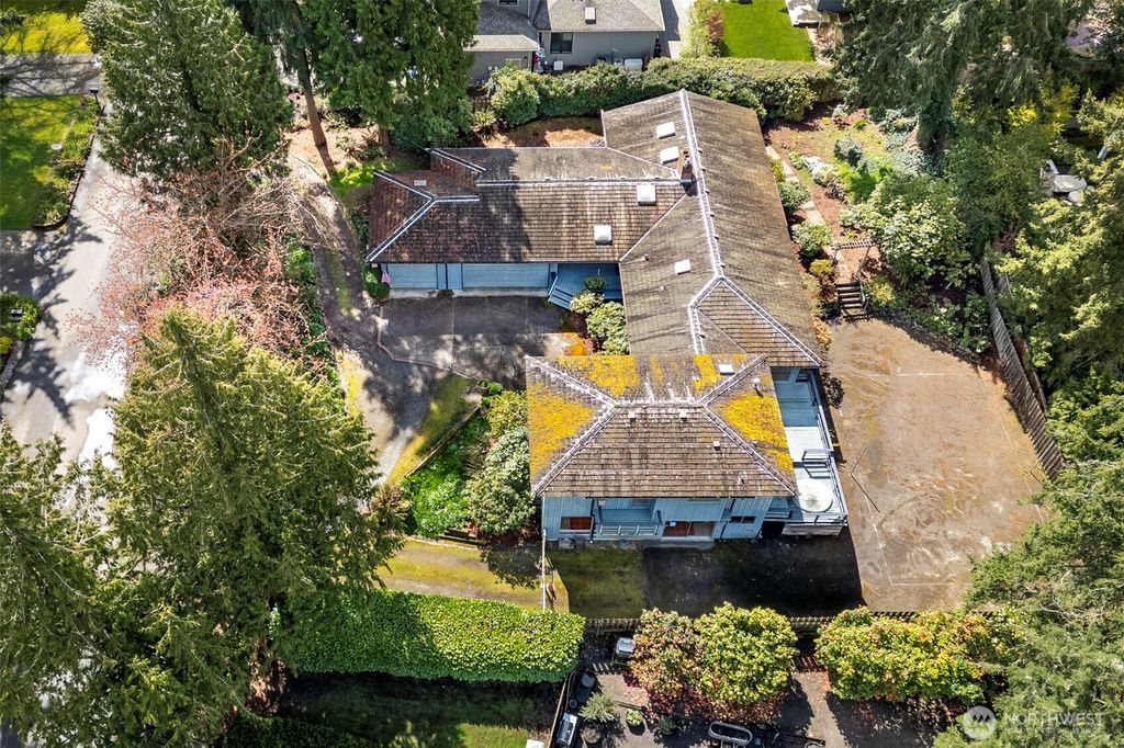 Photo of 2233 77th Avenue NE, Medina, WA 98039 (MLS # 2358824)