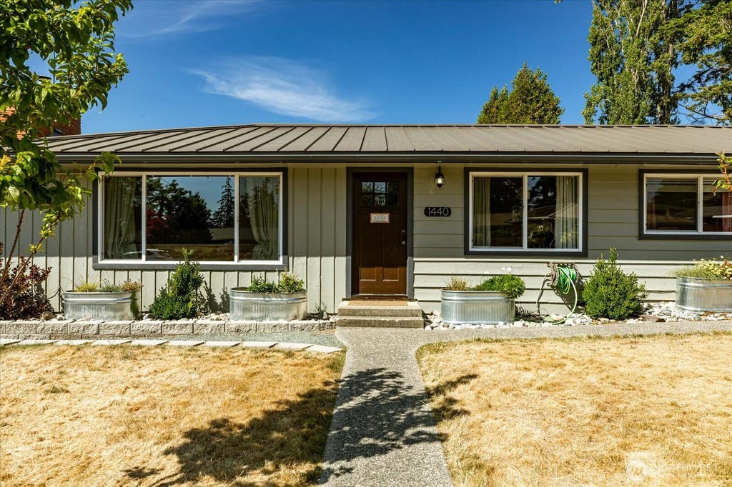 Photo of 1440 NE 7th Place, Oak Harbor, WA 98277 (MLS # 2567820)