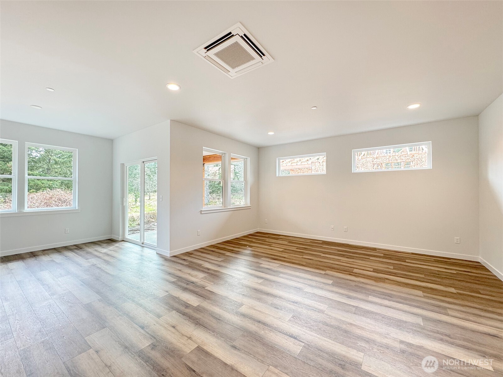 1413 Discovery Loop