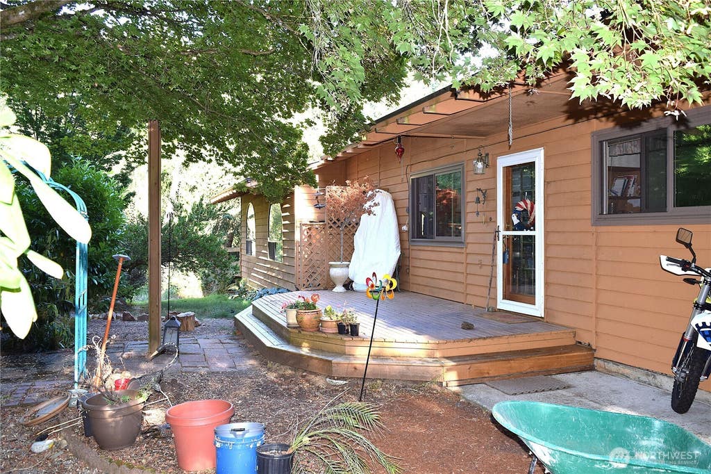 Photo of 3520 NE 204th Street, Lake Forest Park, WA 98155 (MLS # 2571852)