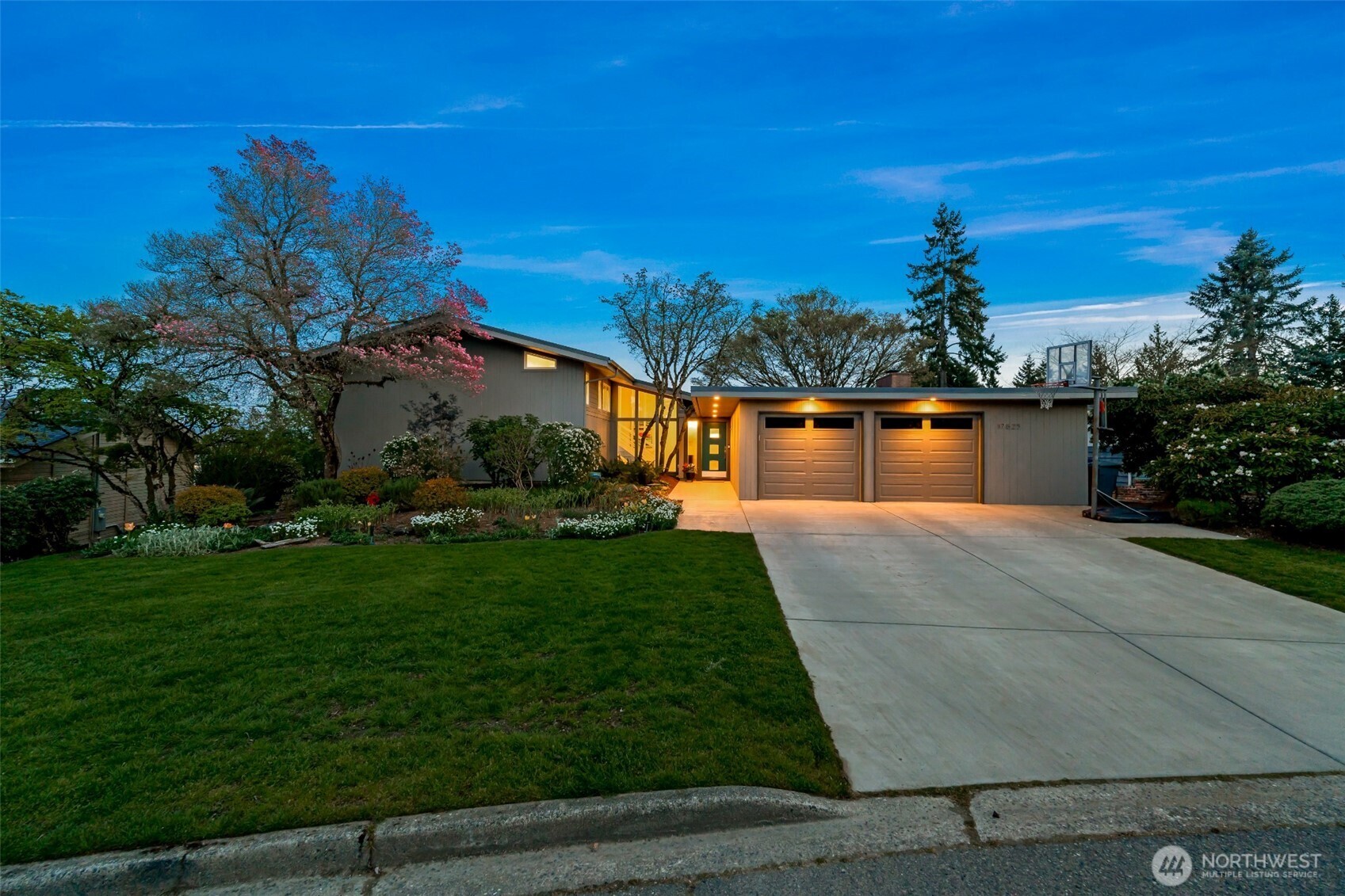 Bellevue, Washington, 98008, United States, 4 Bedrooms Bedrooms, ,3 BathroomsBathrooms,Residential,Pending,2051940