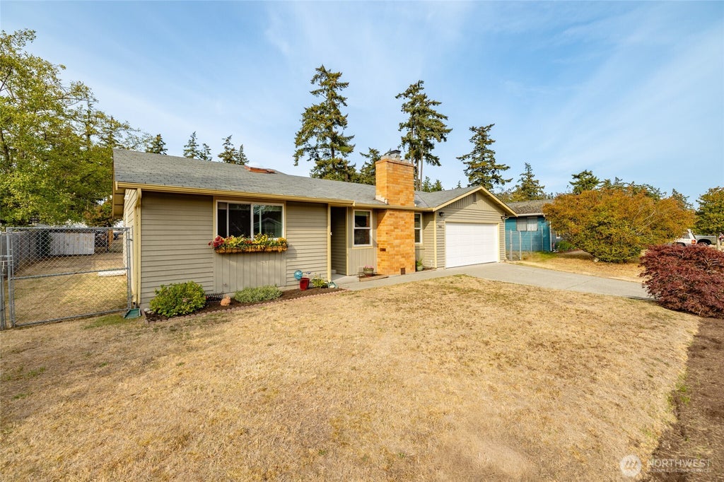 Photo of 566 NW 7th Avenue, Oak Harbor, WA 98277 (MLS # 2582241)