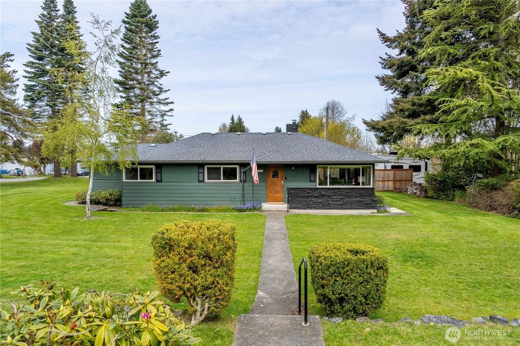 Photo of 733 W 14th Street, Port Angeles, WA 98363 (MLS # 2508496)