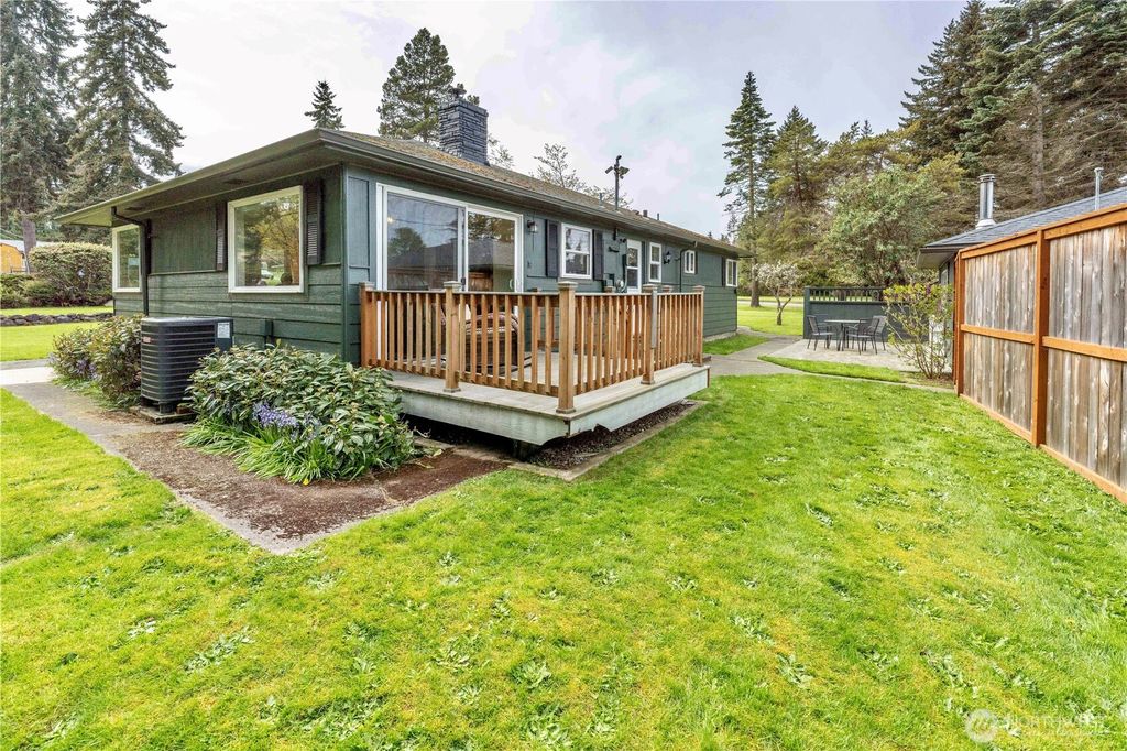 Photo of 733 W 14th Street, Port Angeles, WA 98363 (MLS # 2508496)