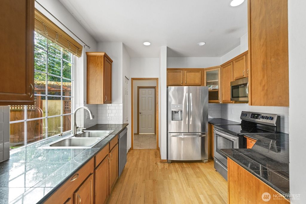 listing image 9369395344547155312