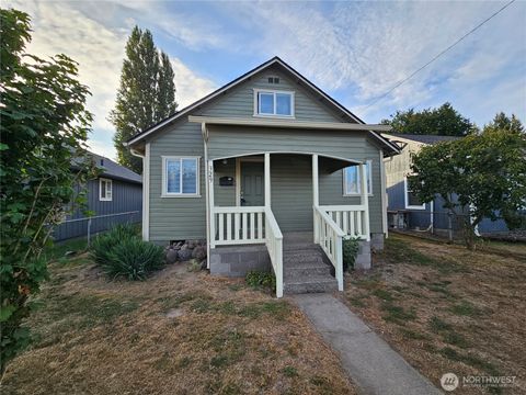 Photo of 329 24th Street, Longview, WA 98632 (MLS # 2433708)
