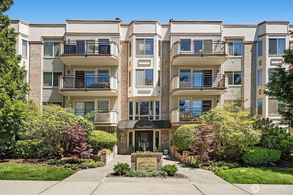 Photo of 200 99th Avenue NE #28, Bellevue, WA 98004 (MLS # 2579329)
