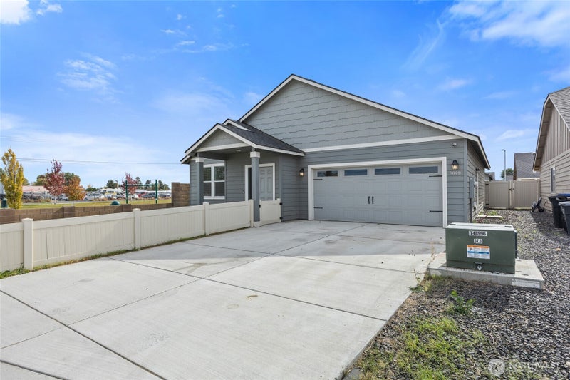 1009 W Maple Drive