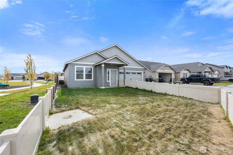 1009 W Maple Drive