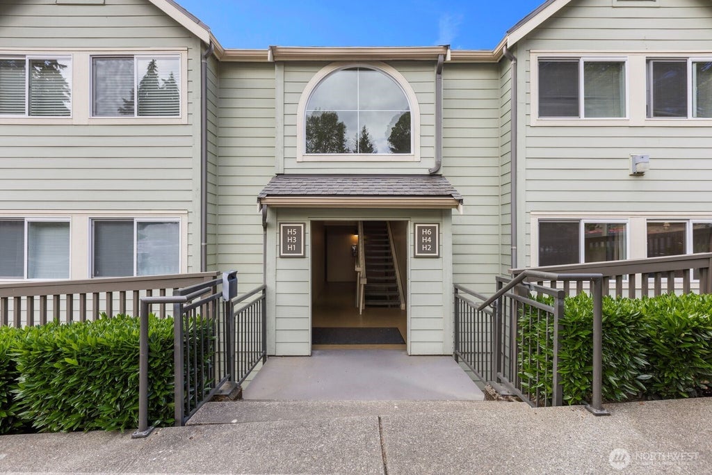 Photo of 3815 131st Lane SE #H4, Bellevue, WA 98006 (MLS # 2549303)