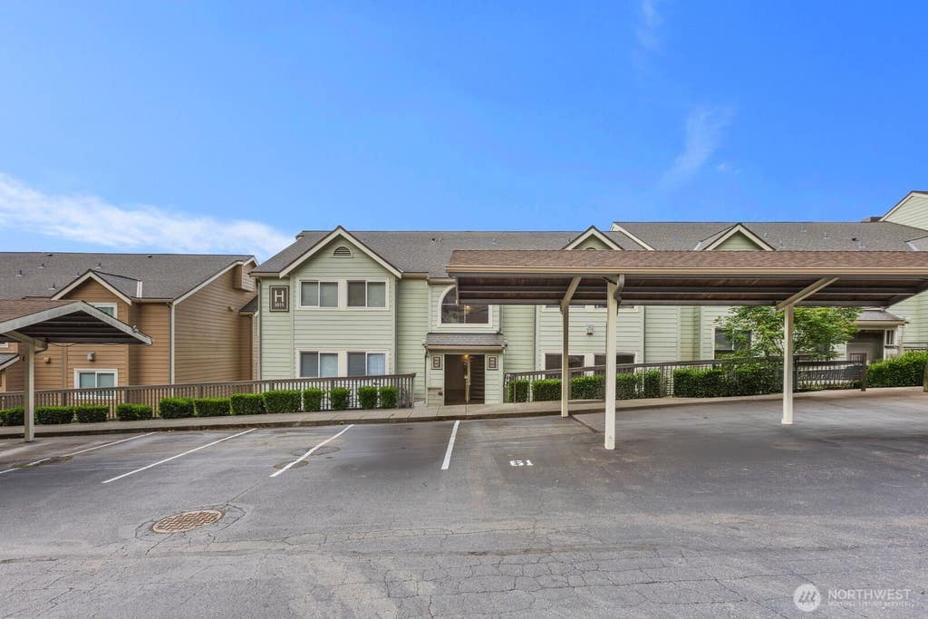 Photo of 3815 131st Lane SE #H4, Bellevue, WA 98006 (MLS # 2549303)