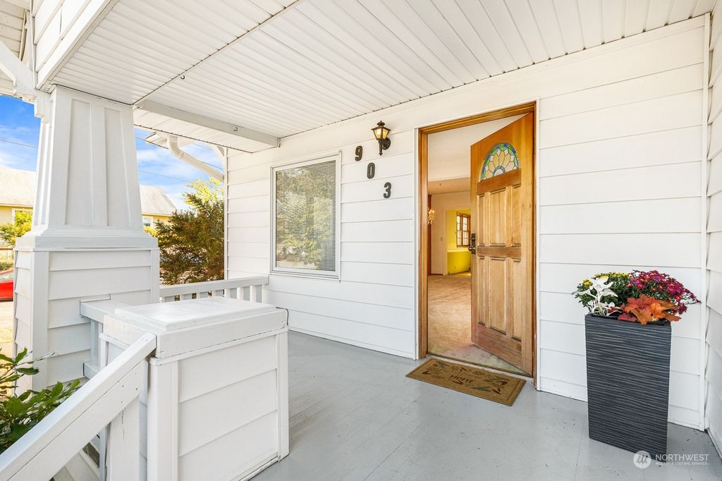 Photo of 903 NW 60th Street, Seattle, WA 98107 (MLS # 2163427)