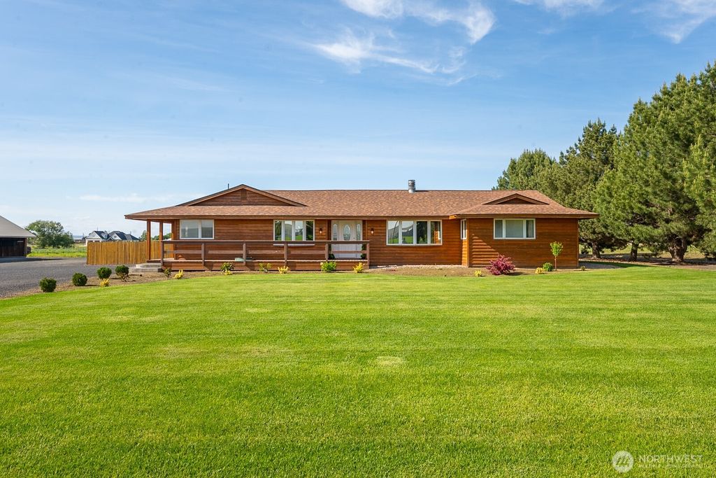 Photo of 710 S McKinney Road, Othello, WA 99344 (MLS # 2502571)