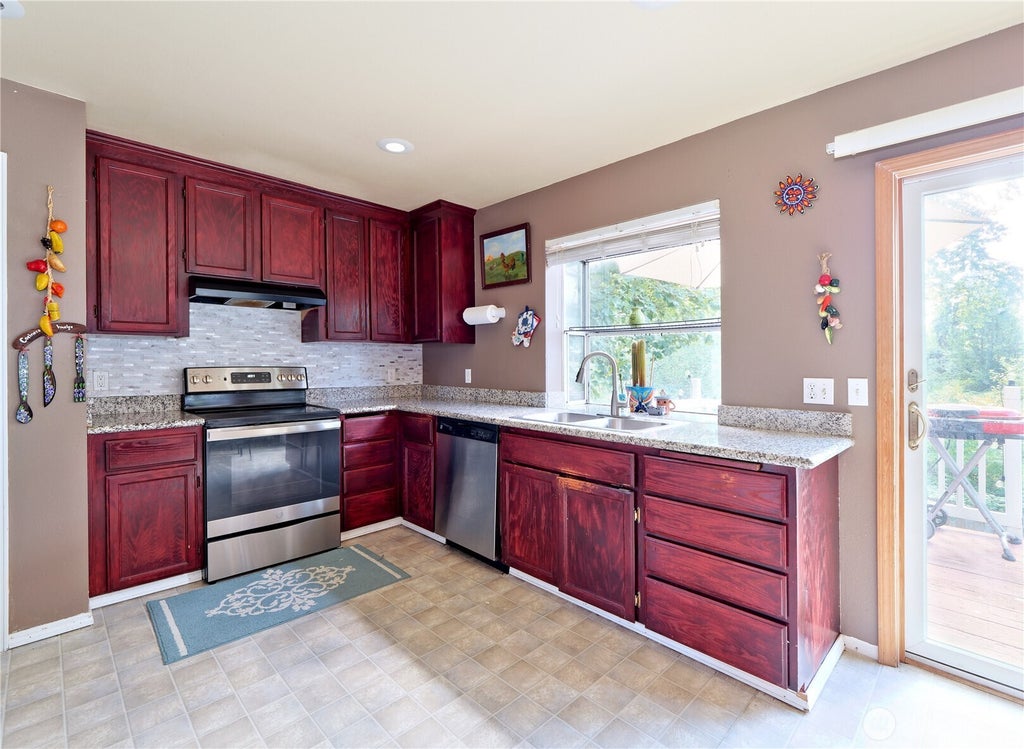 Photo of 1921 SW 331st Place, Federal Way, WA 98023 (MLS # 2588450)
