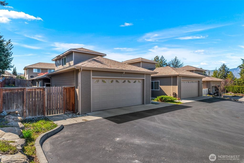 Photo of 112 19th Street NE, East Wenatchee, WA 98802 (MLS # 2501144)