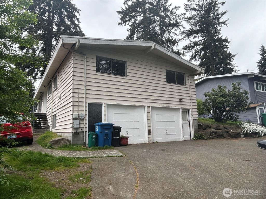 Photo of 11718 5th Avenue NE, Seattle, WA 98125 (MLS # 2518717)