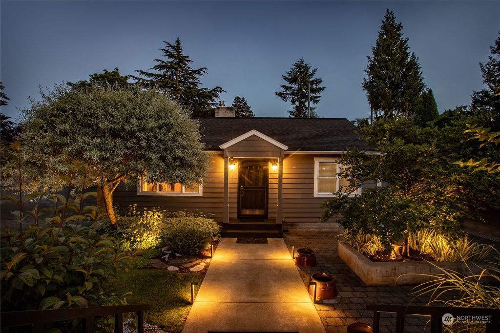 Photo of 3303 SW 100th Street, Seattle, WA 98146 (MLS # 2246529)