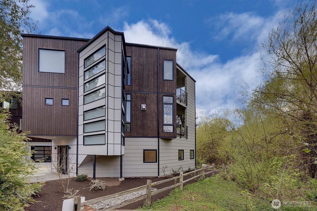 Photo of 417 102nd Avenue SE, Bellevue, WA 98004 (MLS # 2362405)