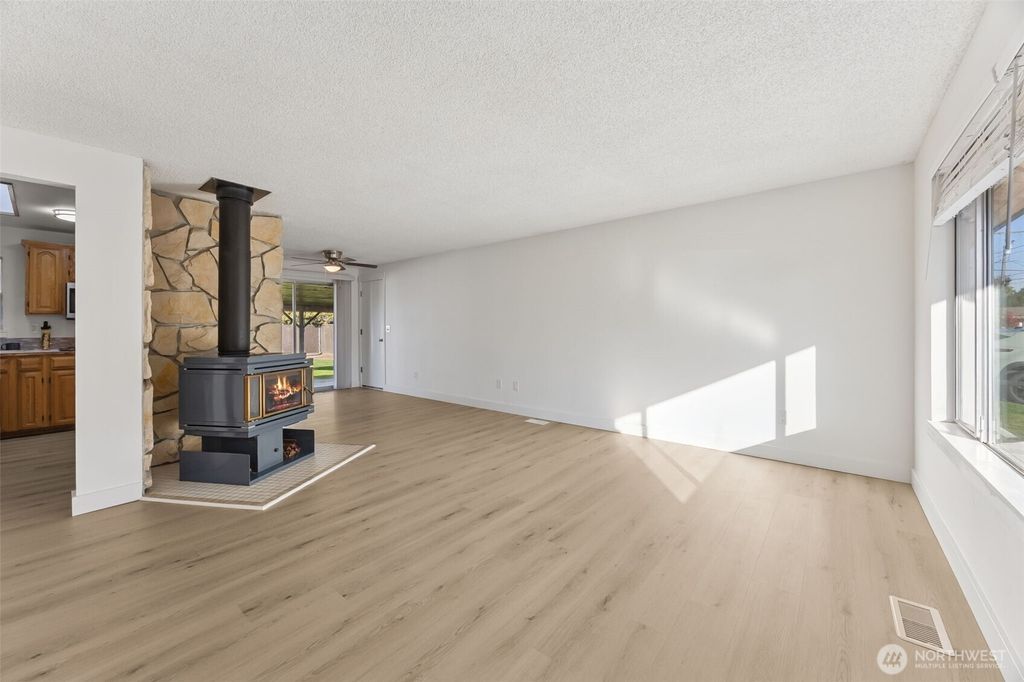 Photo of 607 22nd Avenue SE, Auburn, WA 98002 (MLS # 2446805)