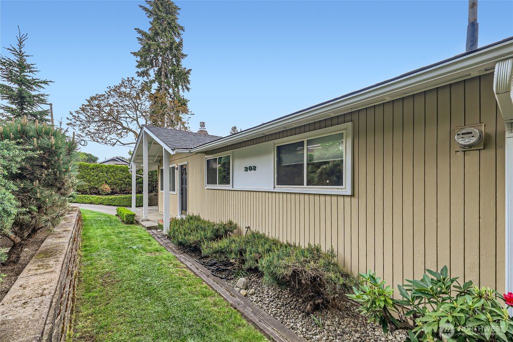 Photo of 302 18th Avenue, Kirkland, WA 98033 (MLS # 2372932)