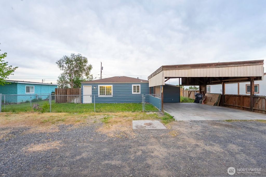 Photo of 4253 NE Lincoln Drive, Moses Lake, WA 98837 (MLS # 2513542)