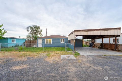 Photo of 4253 NE Lincoln Drive, Moses Lake, WA 98837 (MLS # 2513542)