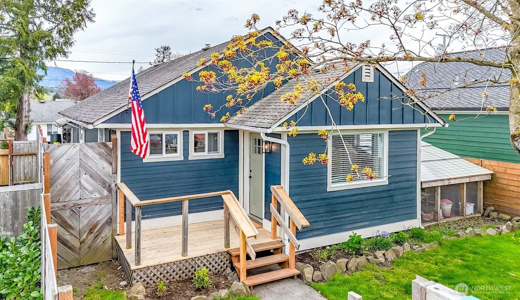 Photo of 3015 Fredrickson Street, Enumclaw, WA 98022 (MLS # 2512648)