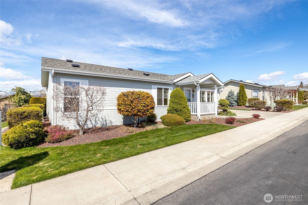 Photo of 526 Monterey Drive, East Wenatchee, WA 98802 (MLS # 2471584)