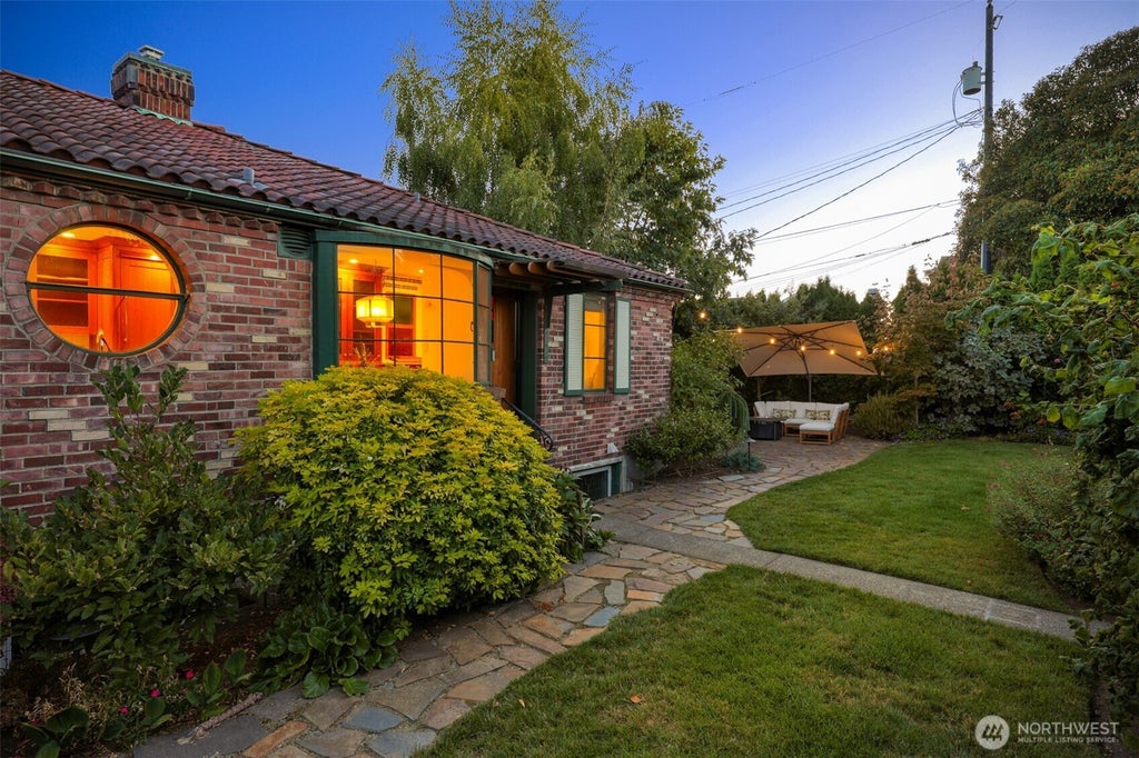 Photo of 6049 Princeton Avenue NE, Seattle, WA 98115 (MLS # 2575901)