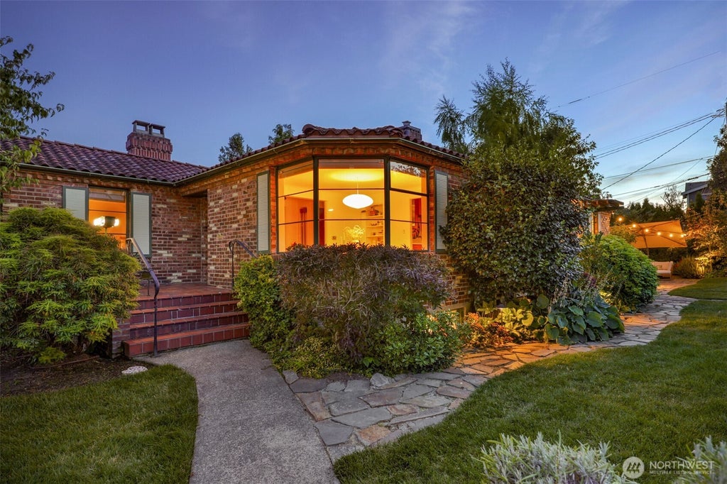 Photo of 6049 Princeton Avenue NE, Seattle, WA 98115 (MLS # 2575901)