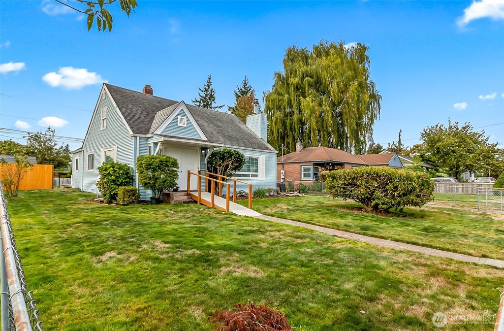 Photo of 1102 Lombard Avenue, Everett, WA 98201 (MLS # 2440031)