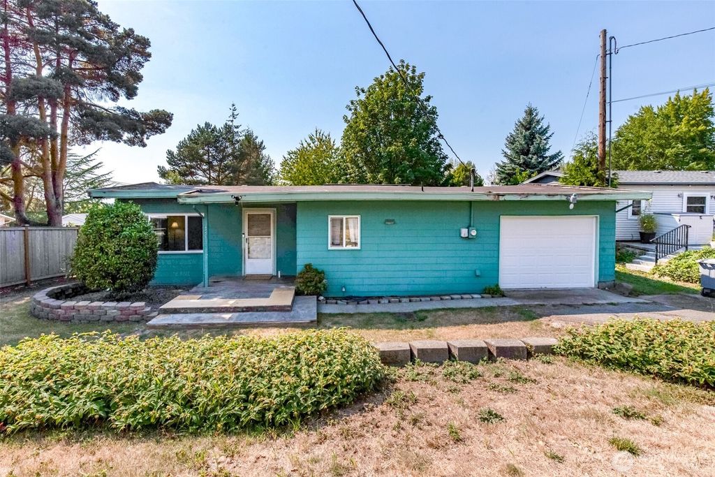 Photo of 17013 105th Avenue SE, Renton, WA 98055 (MLS # 2425500)