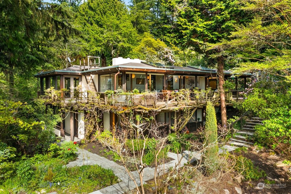 Photo of 13109 70th Lane NE, Kirkland, WA 98034 (MLS # 2061809)