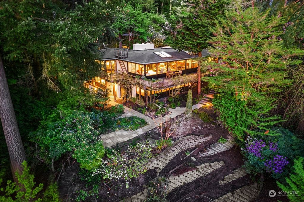 Photo of 13109 70th Lane NE, Kirkland, WA 98034 (MLS # 2061809)