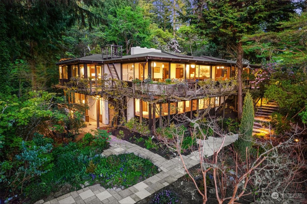 Photo of 13109 70th Lane NE, Kirkland, WA 98034 (MLS # 2061809)