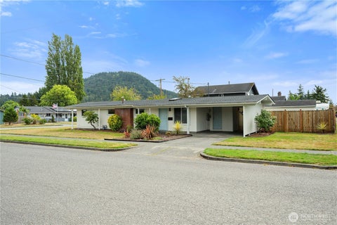Photo of 1418 Hillcrest Parkway, Mount Vernon, WA 98274 (MLS # 2581949)