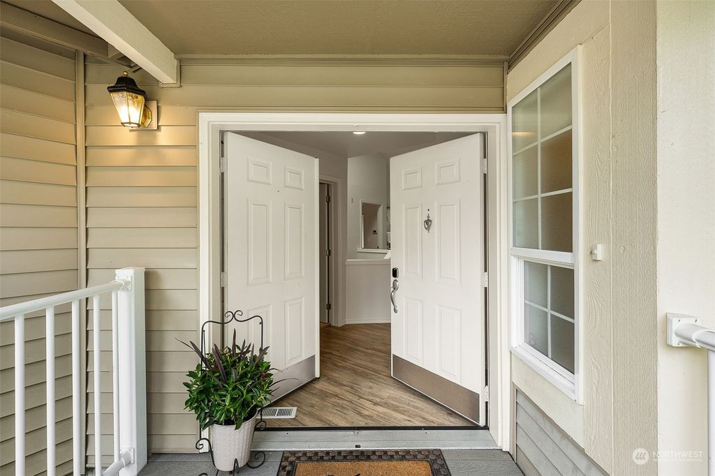Photo of 18549 NE 57th Street, Redmond, WA 98052 (MLS # 2155041)