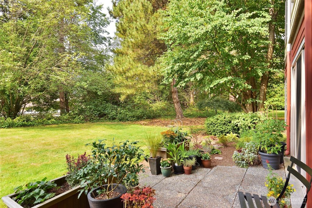 Photo of 23401 Lakeview Drive #J105, Mountlake Terrace, WA 98043 (MLS # 2419104)
