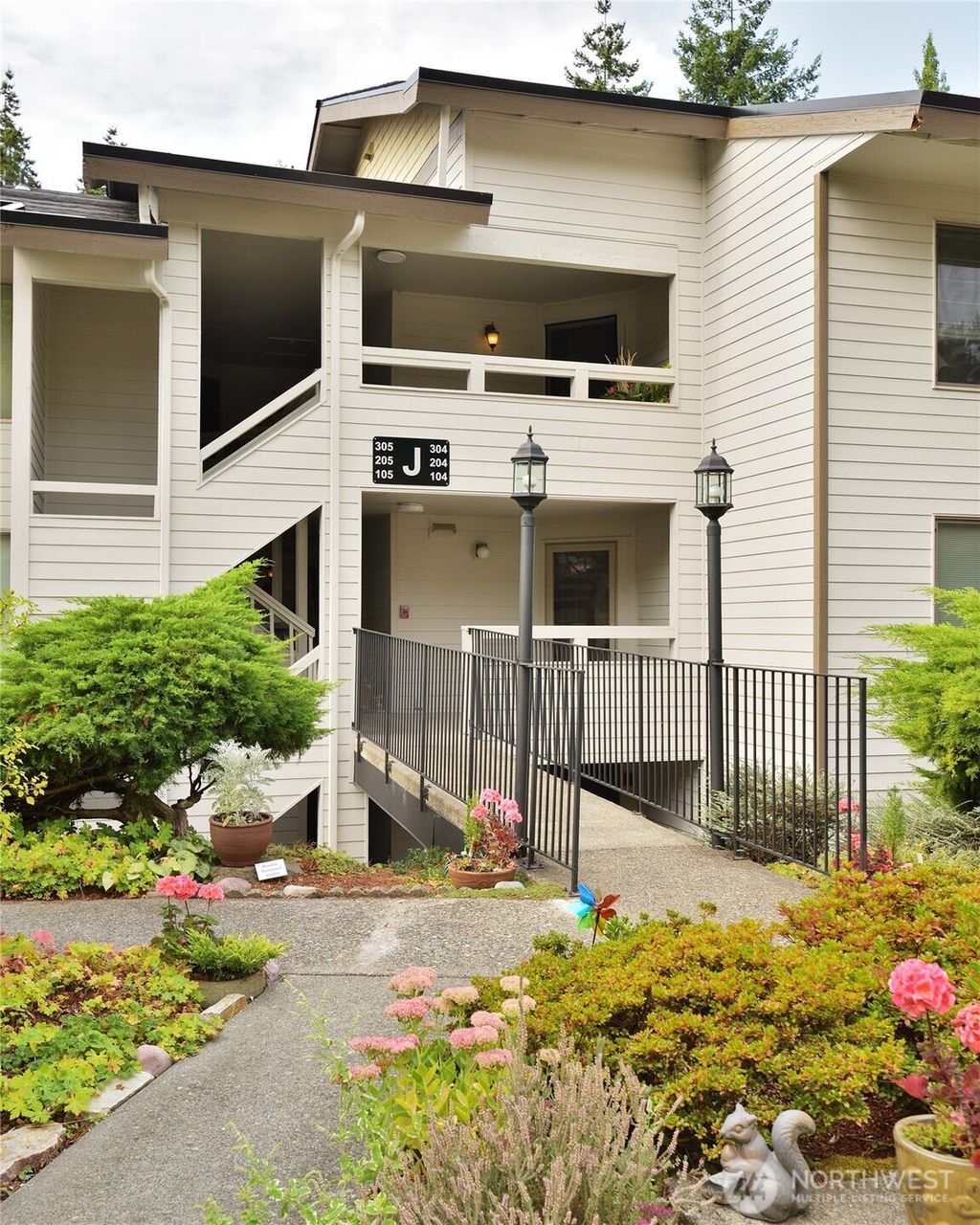 Photo of 23401 Lakeview Drive #J105, Mountlake Terrace, WA 98043 (MLS # 2419104)
