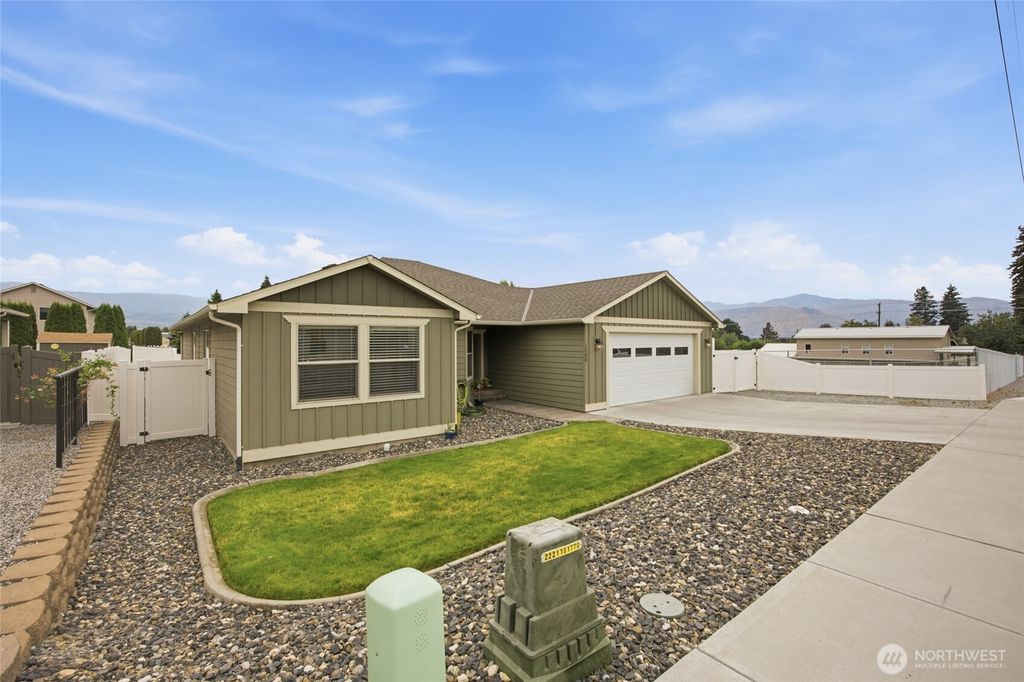 Photo of 1720 Soden Street SE, East Wenatchee, WA 98802 (MLS # 2558230)