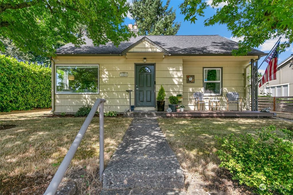 Photo of 1424 SW 151st Street, Burien, WA 98166 (MLS # 2152034)