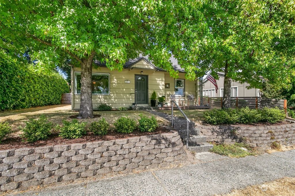 Photo of 1424 SW 151st Street, Burien, WA 98166 (MLS # 2152034)