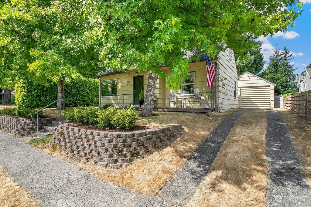 Photo of 1424 SW 151st Street, Burien, WA 98166 (MLS # 2152034)