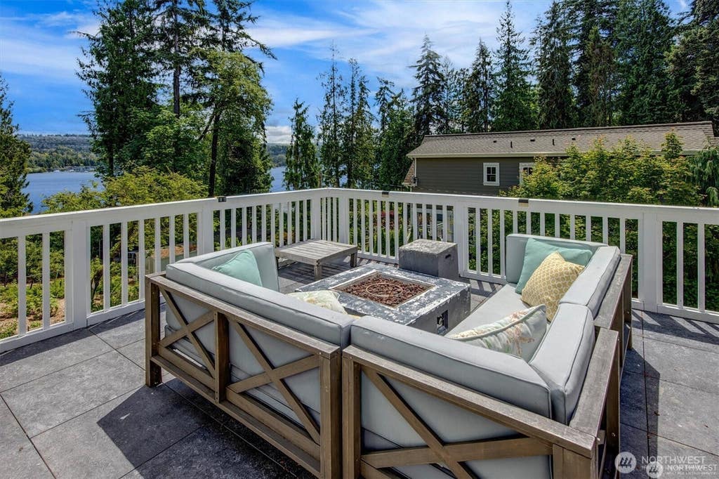 Photo of 9950 SE 39th Street, Mercer Island, WA 98040 (MLS # 2567733)