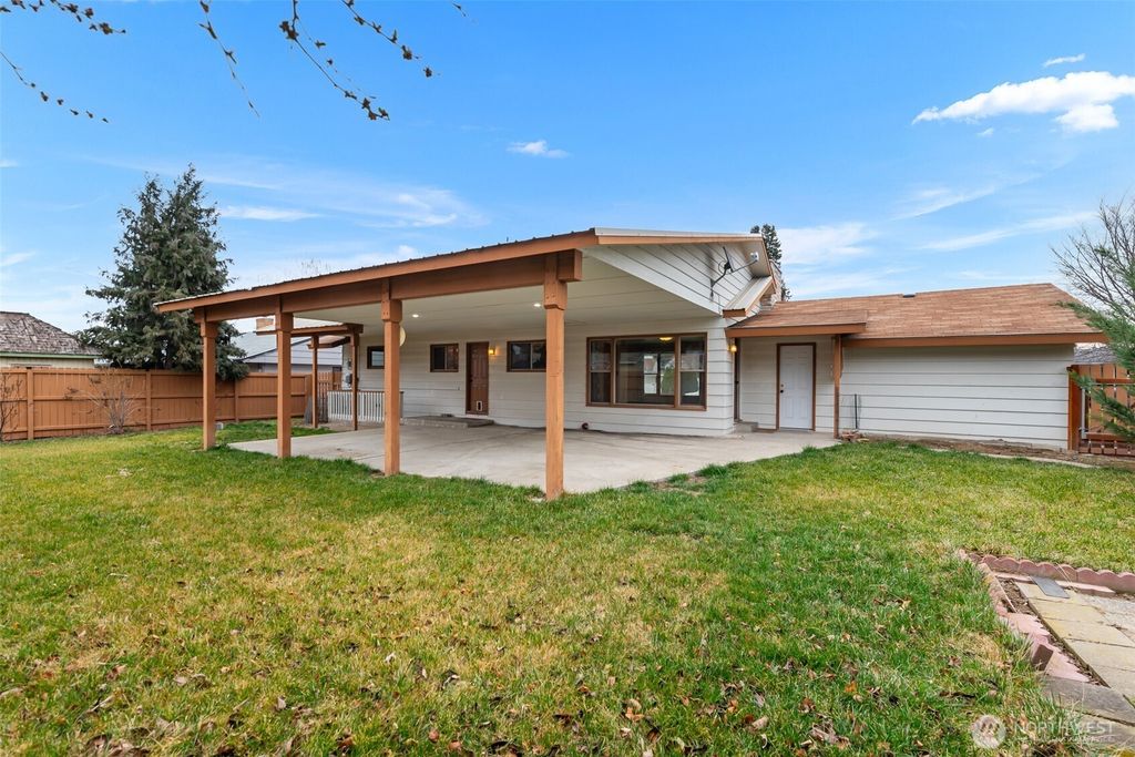 Photo of 32 Furney Street, Wenatchee, WA 98801 (MLS # 2479999)