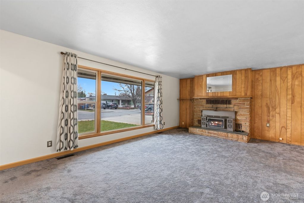 Photo of 32 Furney Street, Wenatchee, WA 98801 (MLS # 2479999)