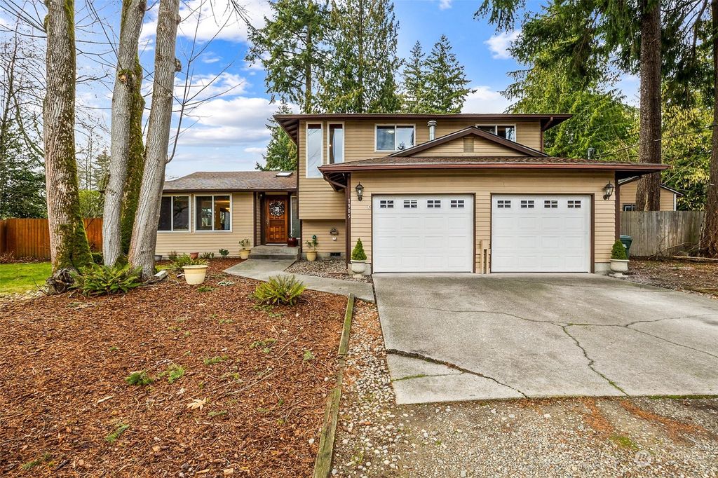 Photo of 1905 16th Avenue, Milton, WA 98354 (MLS # 2027861)