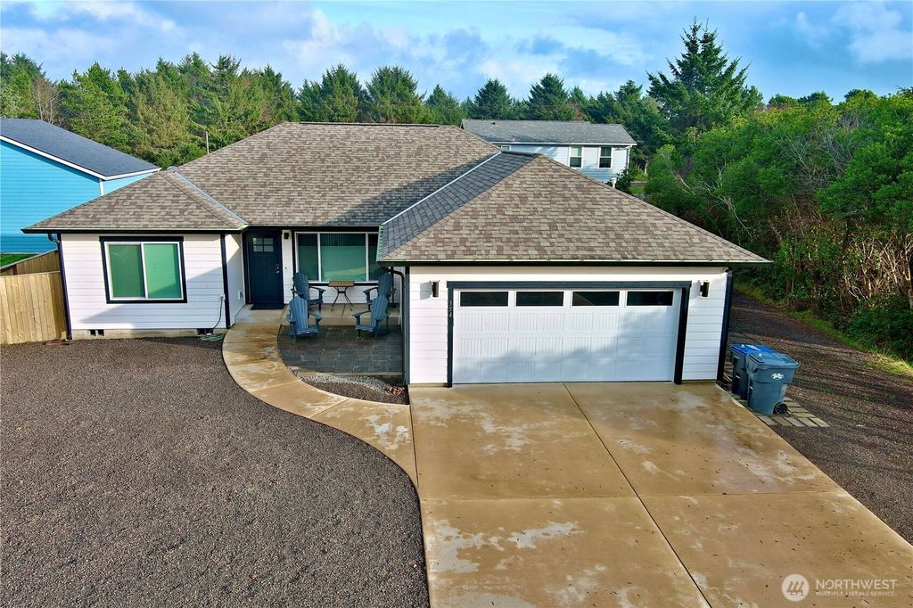 Photo of 354 Sand Dune Avenue NW, Ocean Shores, WA 98569 (MLS # 2465175)