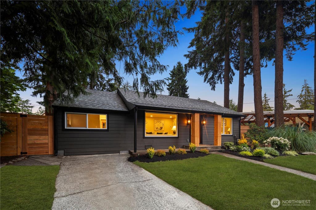 Photo of 12520 24th Avenue NE, Seattle, WA 98125 (MLS # 2568916)